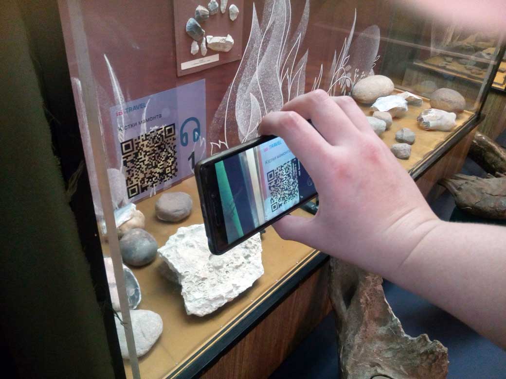 Cканування коду для прослуховування аудіогіду у Харківському історичному музеї